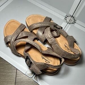Clarks Women's Brynn Ave Flat Sandal Taupe Metallic Size 8.5 Comfort